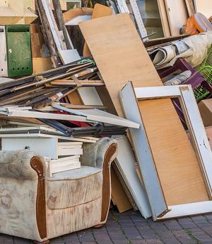 Müllsäcke mit Baumischabfall